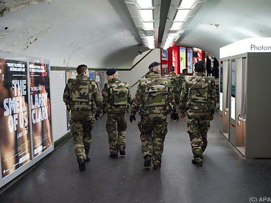 Soldaten in der Pariser Metro