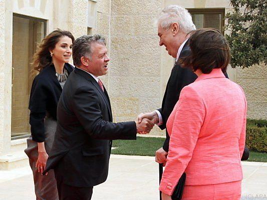 König Abdullah begrüßt Präsident Zeman (r.)