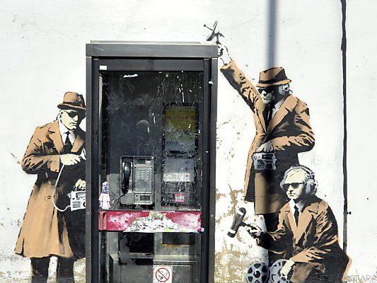Banksy sprayte Abhörszene in Anspielung auf GCHQ-Hauptsitz