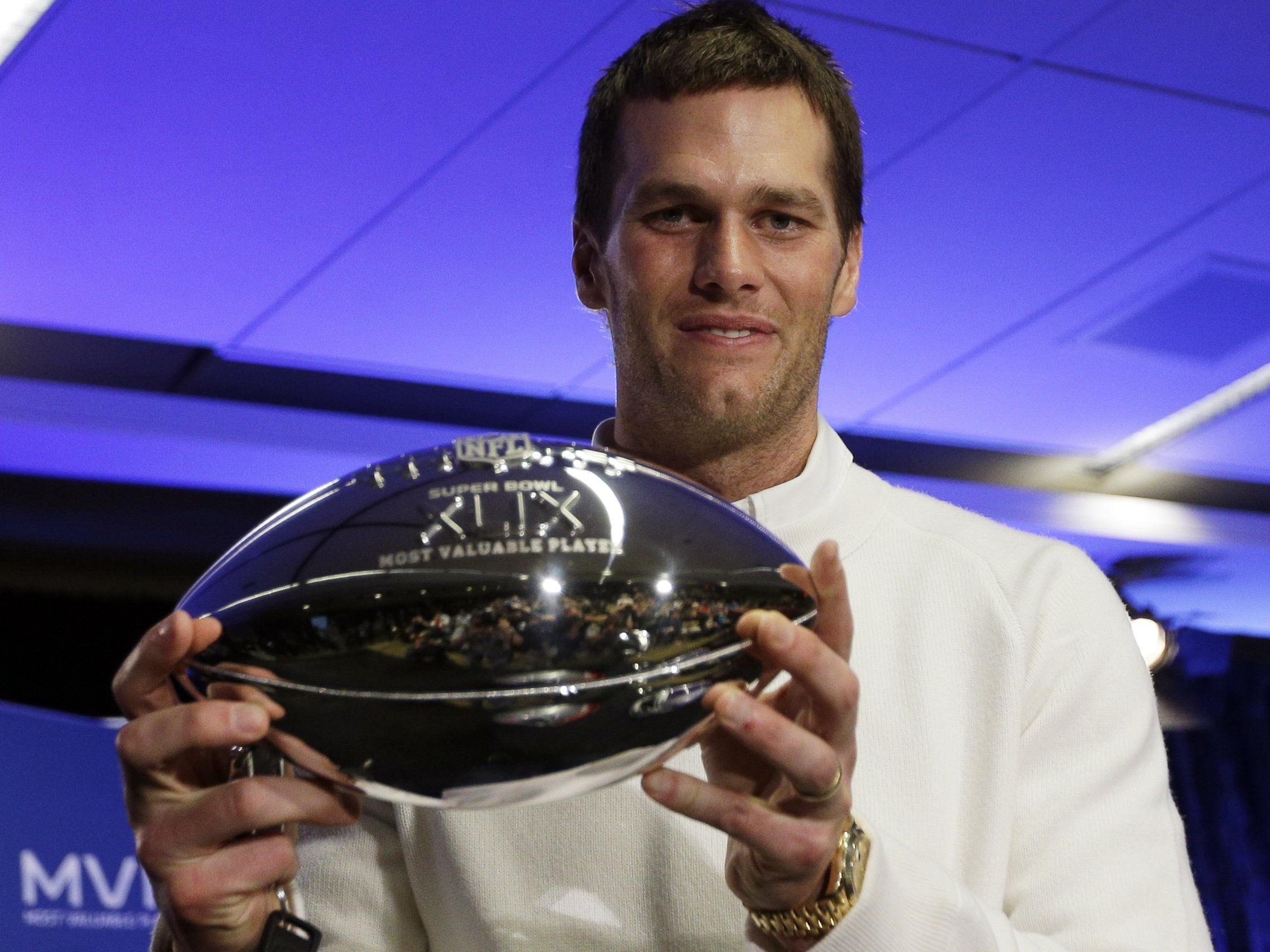 Quarterback Tom Brady gibt seinen Preis als MVP an Malcolm Butler weiter.