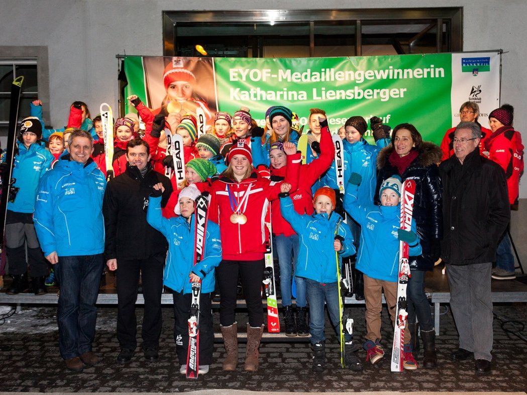 Die Olympiagewinnerin mit Fans und Mitgliedern des Rankweiler Schiklubs vor dem Rathaus Rankweil Die Olympiagewinnerin mit Fans und Mitgliedern des Rankweiler Schiklubs vor dem Rathaus Rankweil