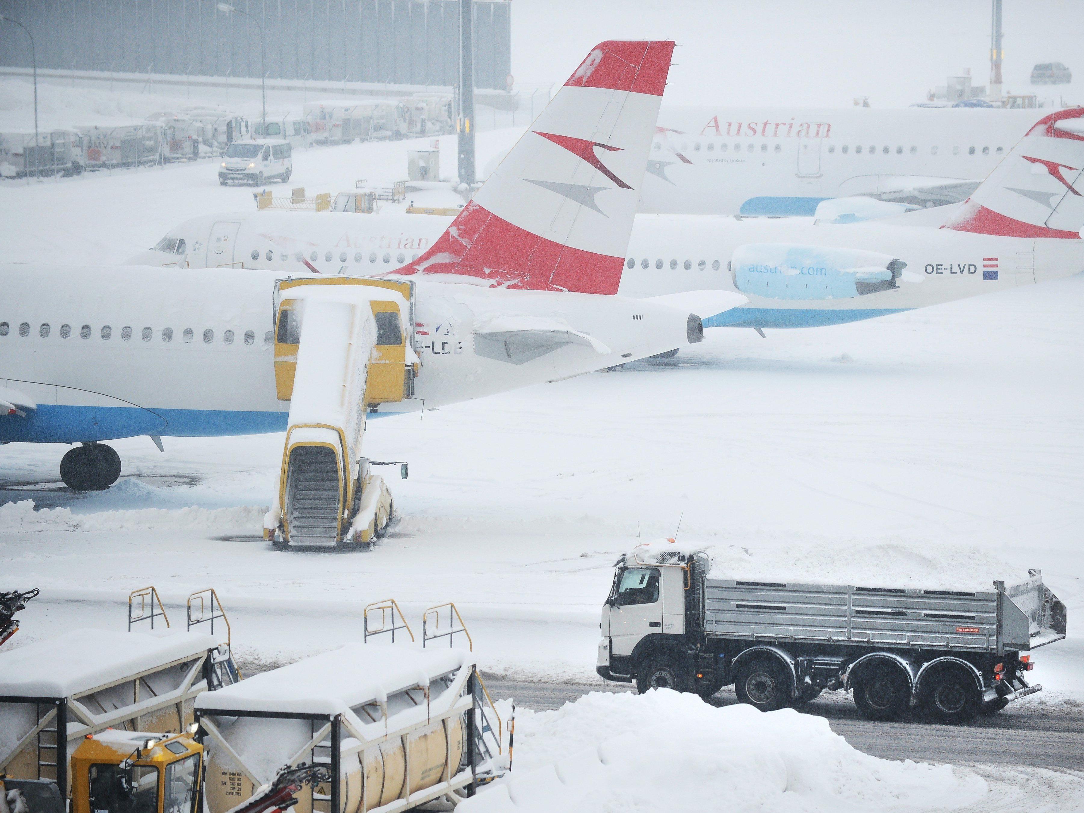 Verzögerungen durch starken Schneefall am Flughafen Wien Schwechat.