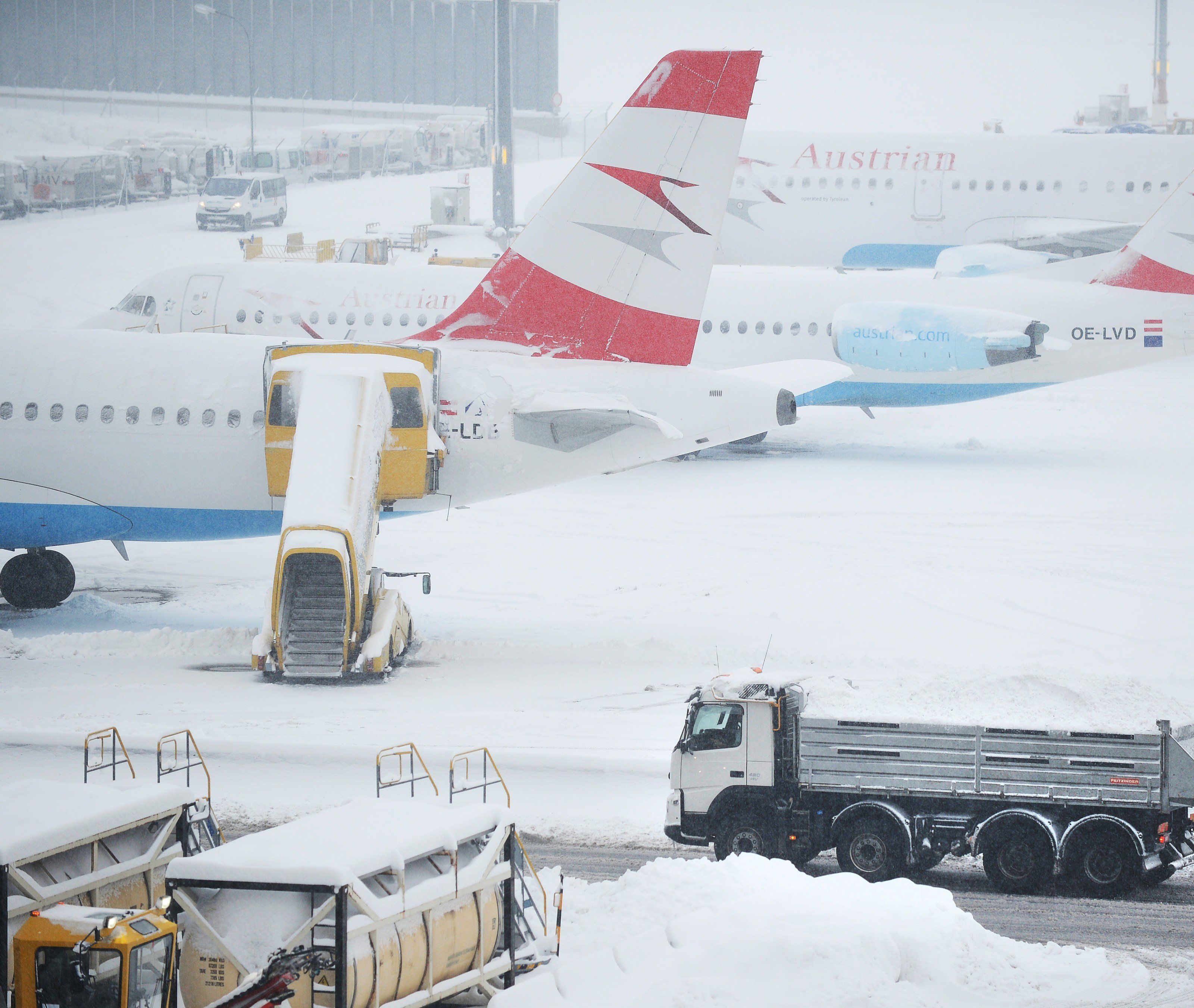 Verzögerungen durch starken Schneefall am Flughafen Wien Schwechat.