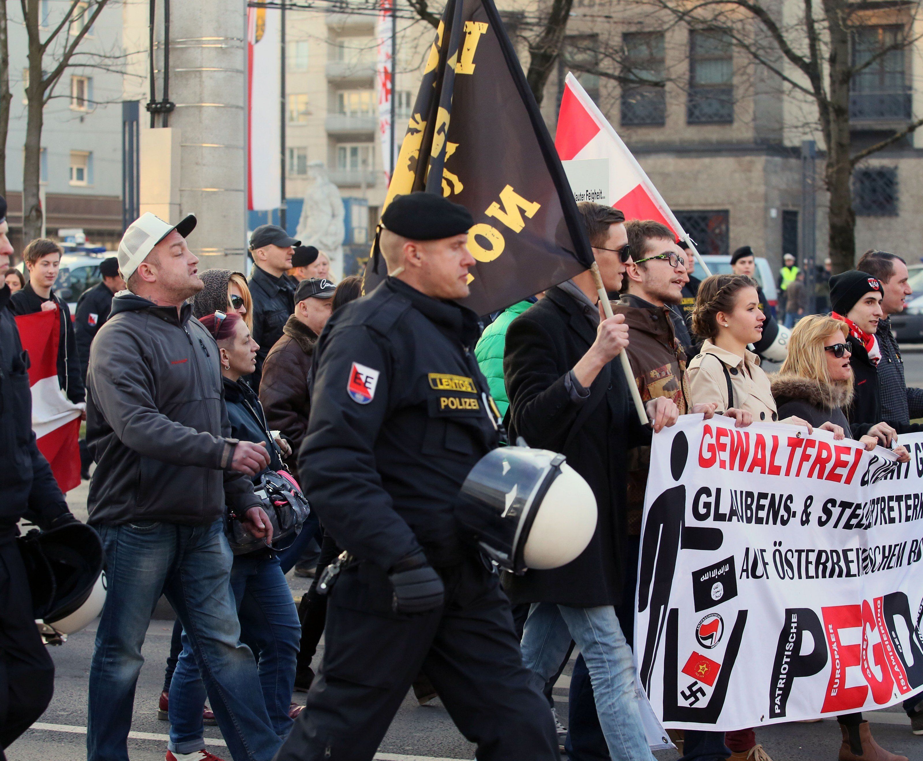 Am Samstag fand die zweite Pegida-Kundgebung in Linz statt. Am Samstag fand die zweite Pegida-Kundgebung in Linz statt.