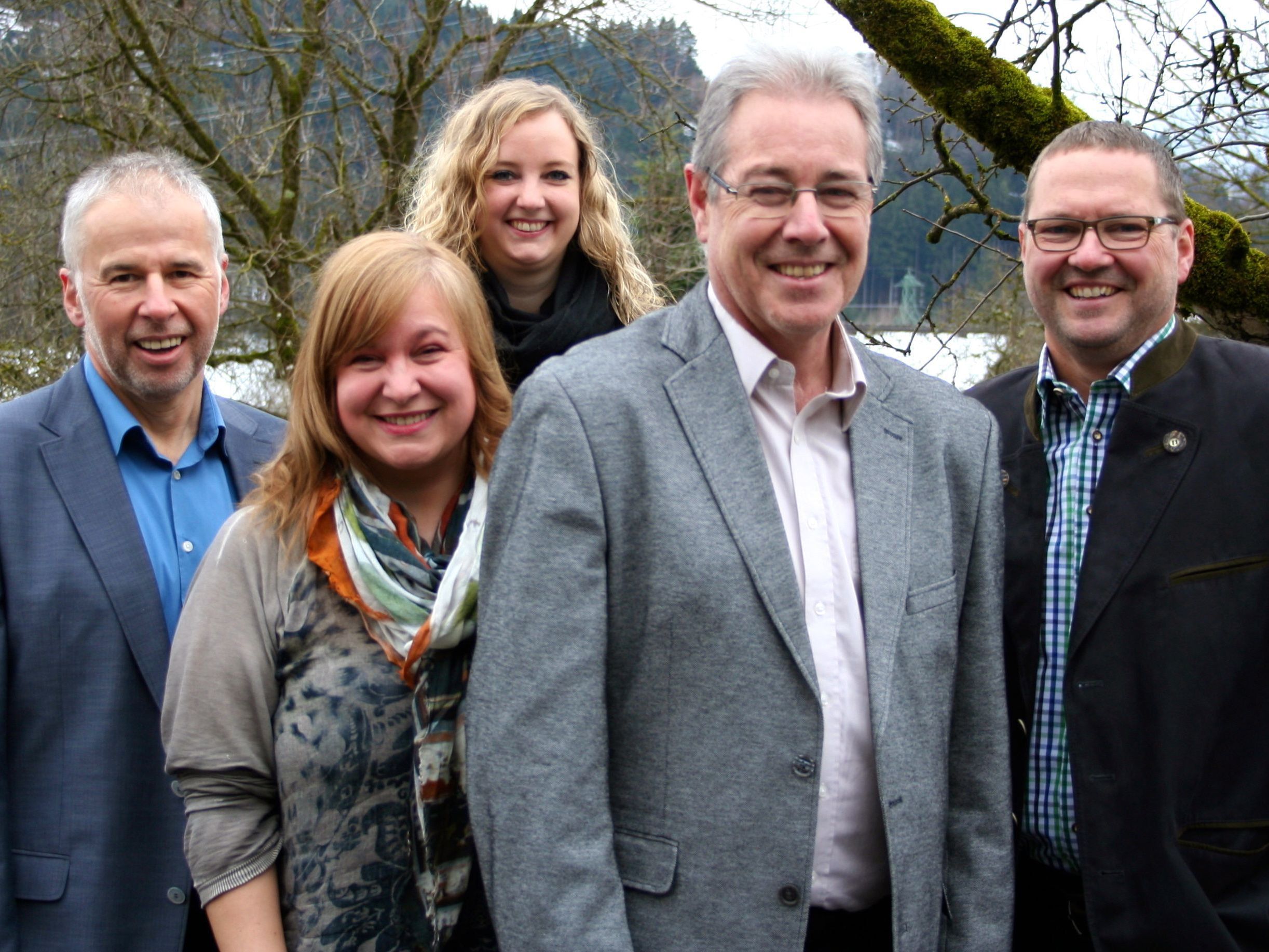 „Gemeinsam in die Zukunft“- das Kern-Team der Dorfliste Göfis mit Bürgermeister Helmut Lampert. „Gemeinsam in die Zukunft“- das Kern-Team der Dorfliste Göfis mit Bürgermeister Helmut Lampert.