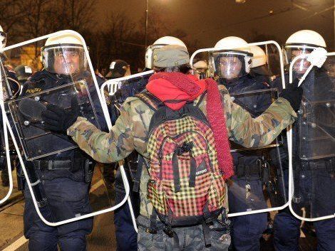 Beim Akademikerball geriet der Demonstrant mit der Polizei aneinander