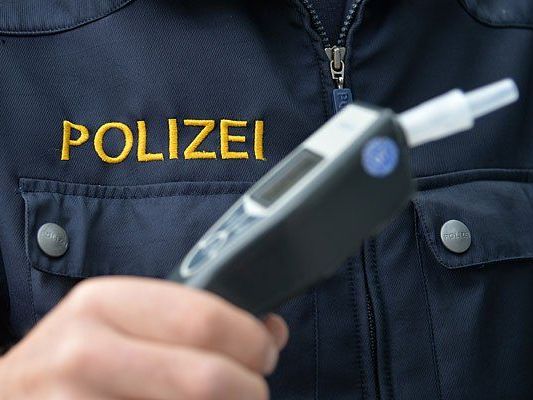 Ein Alko-Lenker geriet mit 180 km/h auf der A2 in eine Kontrolle Ein Alko-Lenker geriet mit 180 km/h auf der A2 in eine Kontrolle