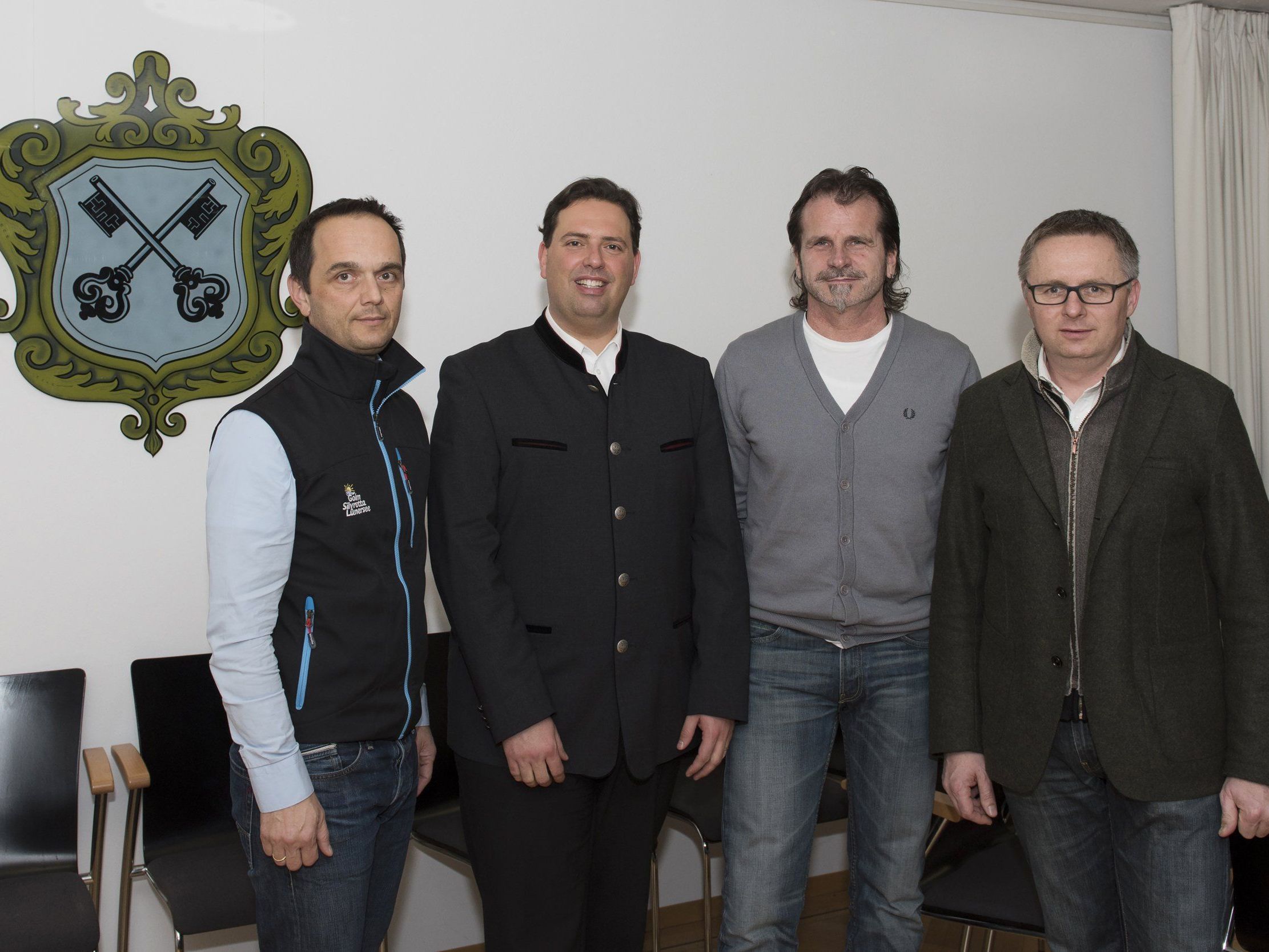 Die Aufsichtsräte Hannes Jochum, Geschäftsführer von Illwerke Tourismus AG, Herbert Bitschnau, Aufsichtsratsvorsitzender und Bürgermeister von Tschagguns, sowie Ewald Tschanhenz, Bürgermeister Gemeinde St. Gallenkirch, (v.l.n.r) zusammen mit Manuel Bitschnau, MBA, Geschäftsführer von Montafon Tourismus (2.v.l), bei der Vertragsunterzeichnung. Die Aufsichtsräte Hannes Jochum, Geschäftsführer von Illwerke Tourismus AG, Herbert Bitschnau, Aufsichtsratsvorsitzender und Bürgermeister von Tschagguns, sowie Ewald Tschanhenz, Bürgermeister Gemeinde St. Gallenkirch, (v.l.n.r) zusammen mit Manuel Bitschnau, MBA, Geschäftsführer von Montafon Tourismus (2.v.l), bei der Vertragsunterzeichnung.