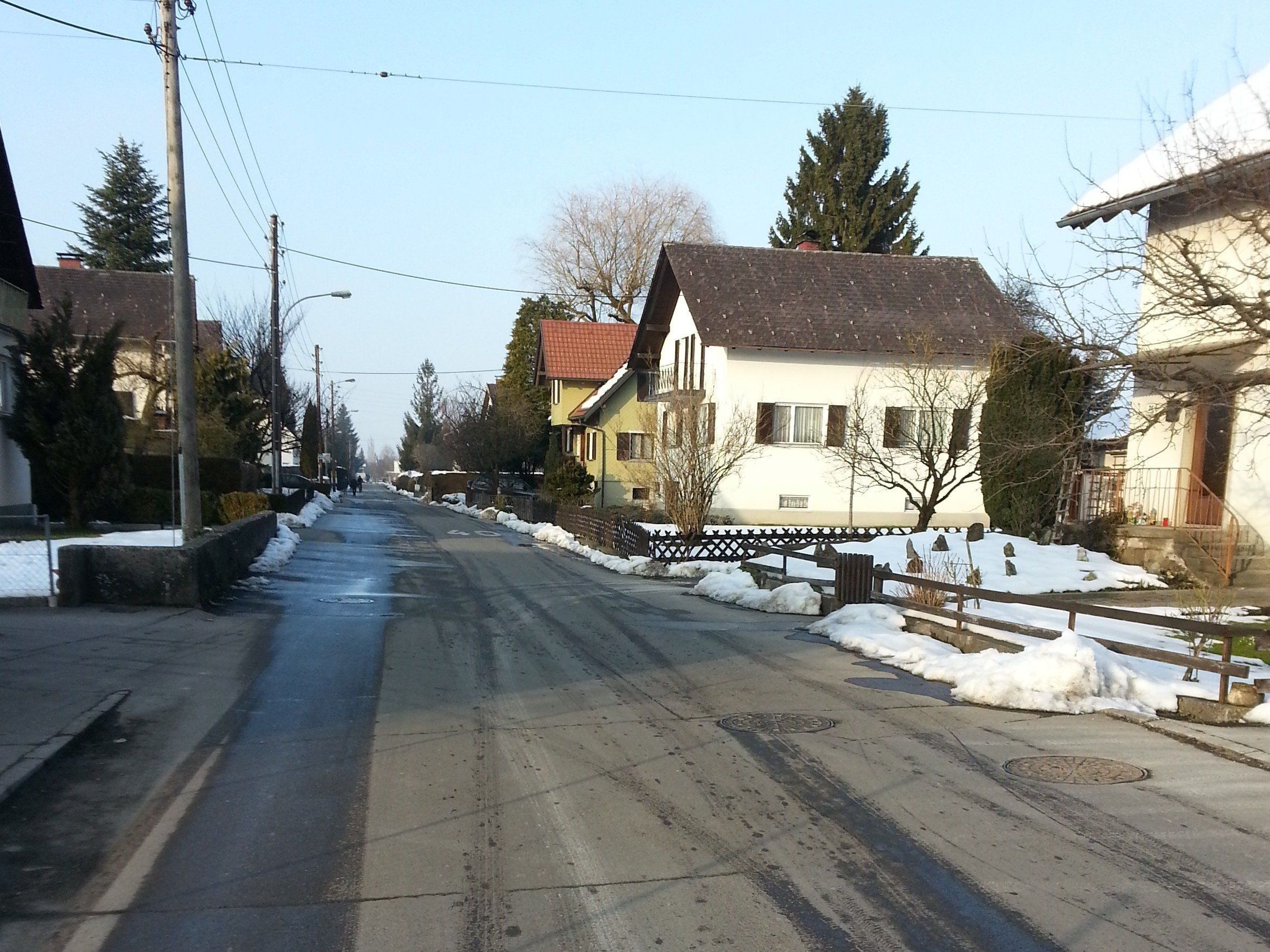 Die Binsenfeldstraße soll einen Gehsteig bekommen. Die Binsenfeldstraße soll einen Gehsteig bekommen.