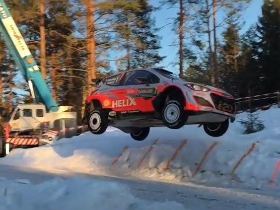 Spektakulärer Flug von Thierry Neuville am Colin's Crest in bei der Schweden-Rally.