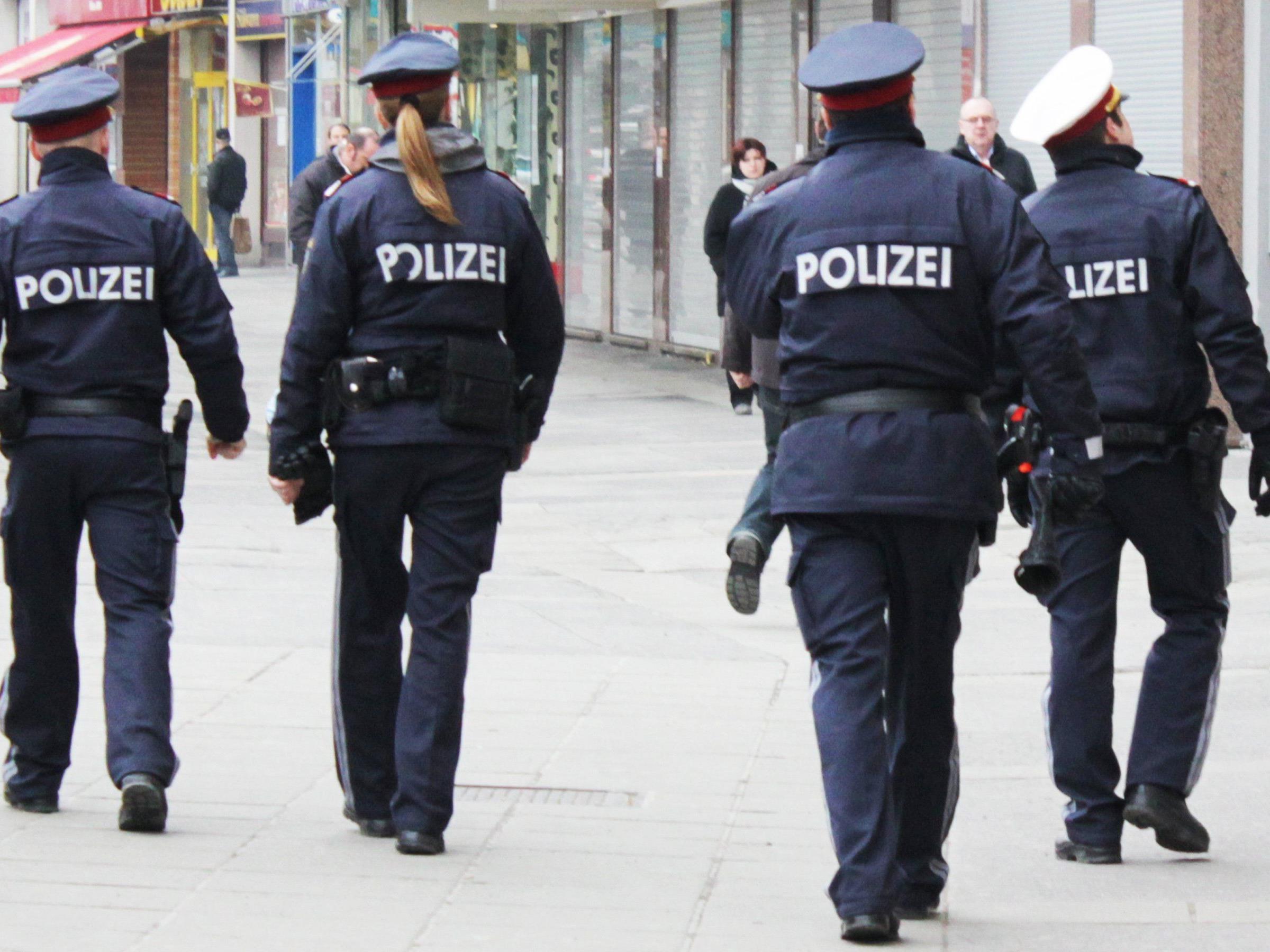 Polizisten retteten einem 78-Jährigen am Schwedenplatz vermutlich das Leben.