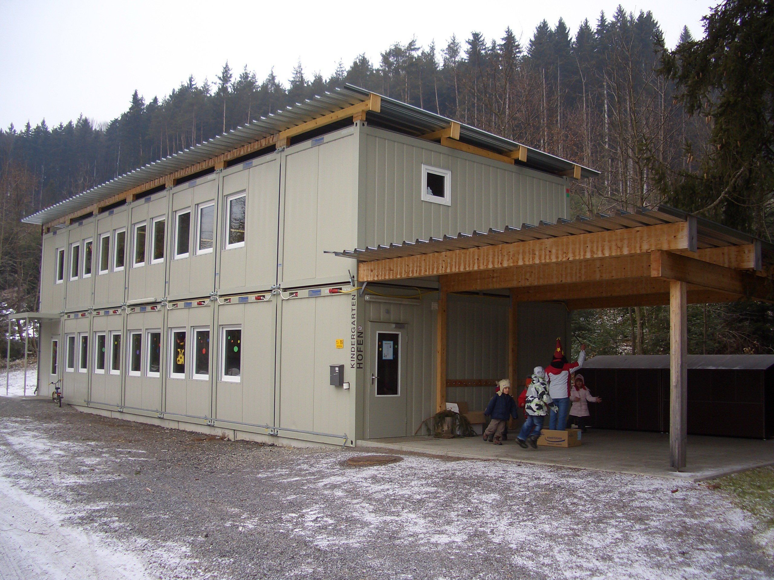 Das Kindergarten-Provisorium Hofen soll durch ein Gebäude am Waldrand ersetzt werden. Das Kindergarten-Provisorium Hofen soll durch ein Gebäude am Waldrand ersetzt werden.