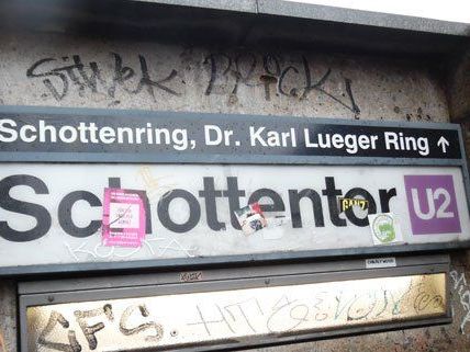 Am Schottentor wurde das Schild noch nicht ausgetauscht.