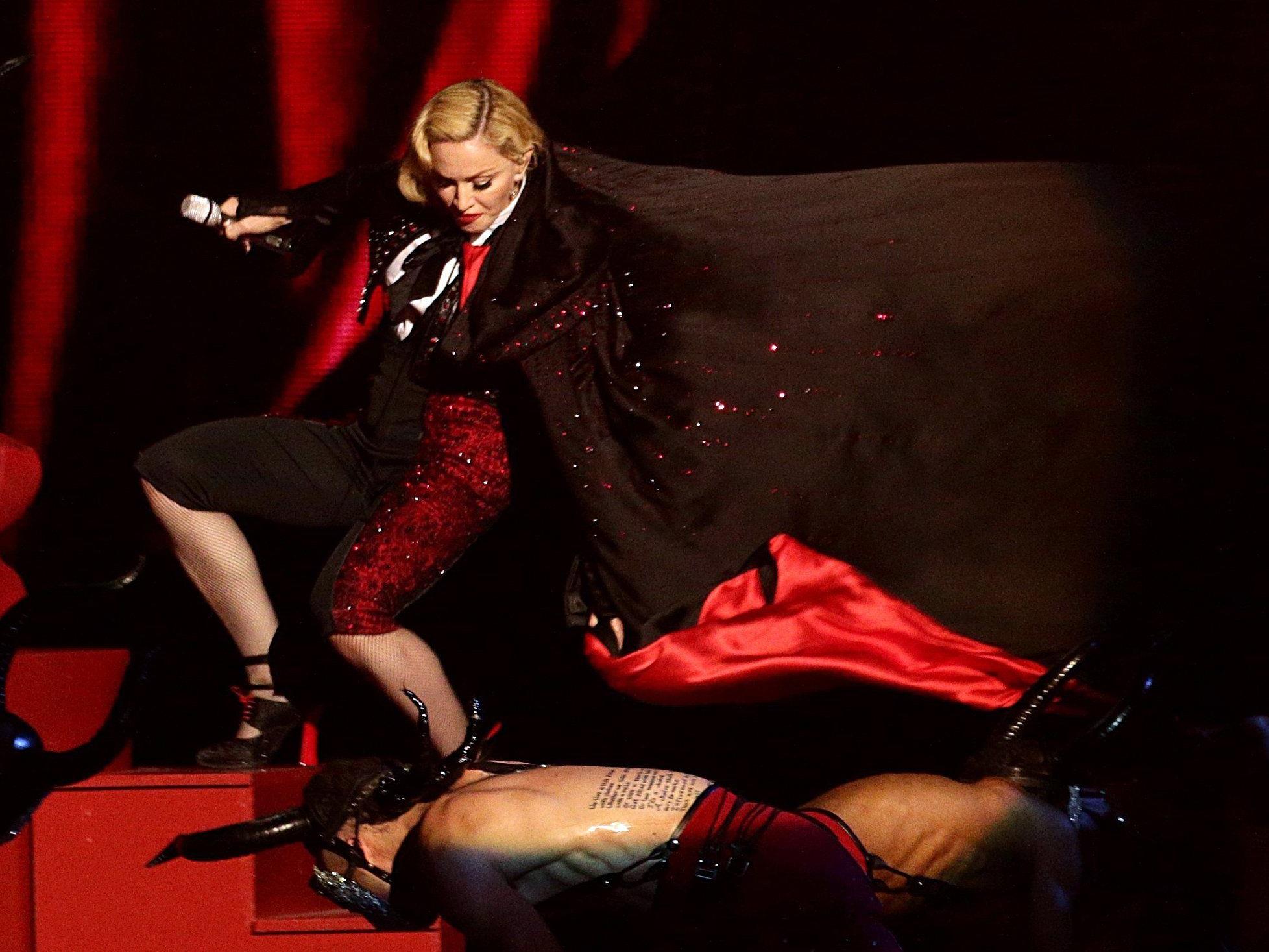 Madonnas Tänzer zogen die Sängerin an ihrem Umhang nach unten.