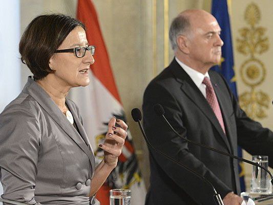 Innenministerin Johanna Mikl-Leitner (L) und Niederösterreichs Landeshauptmann Erwin Pröll nehmen an einer Asyl-Konferenz teil