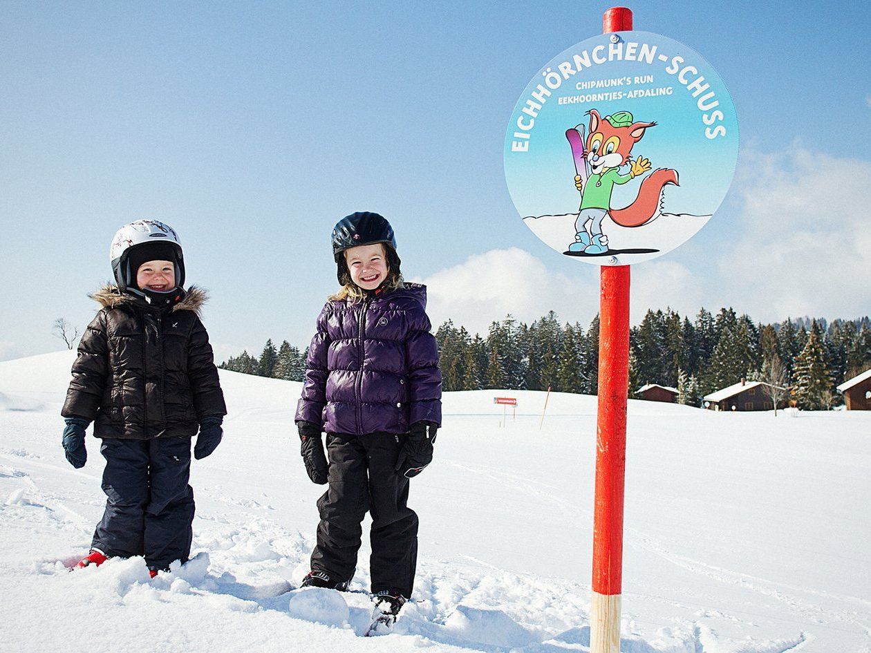 Die Pisten in Schetteregg eignen sich für Skianfänger/innen als auch Fortgeschrittene. Die Pisten in Schetteregg eignen sich für Skianfänger/innen als auch Fortgeschrittene.