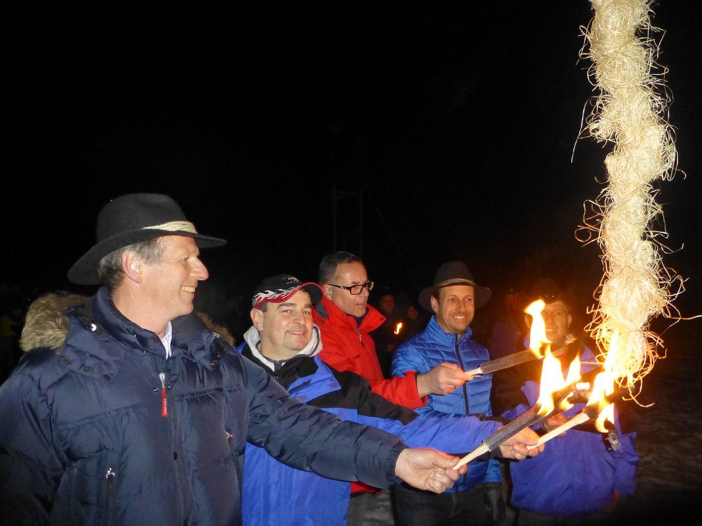 Obmann Markus Winsauer (2.v.l.) und Funkenmeister Thomas Amann (r.) mit Ehrengästen beim „Zünseln“. Obmann Markus Winsauer (2.v.l.) und Funkenmeister Thomas Amann (r.) mit Ehrengästen beim „Zünseln“.
