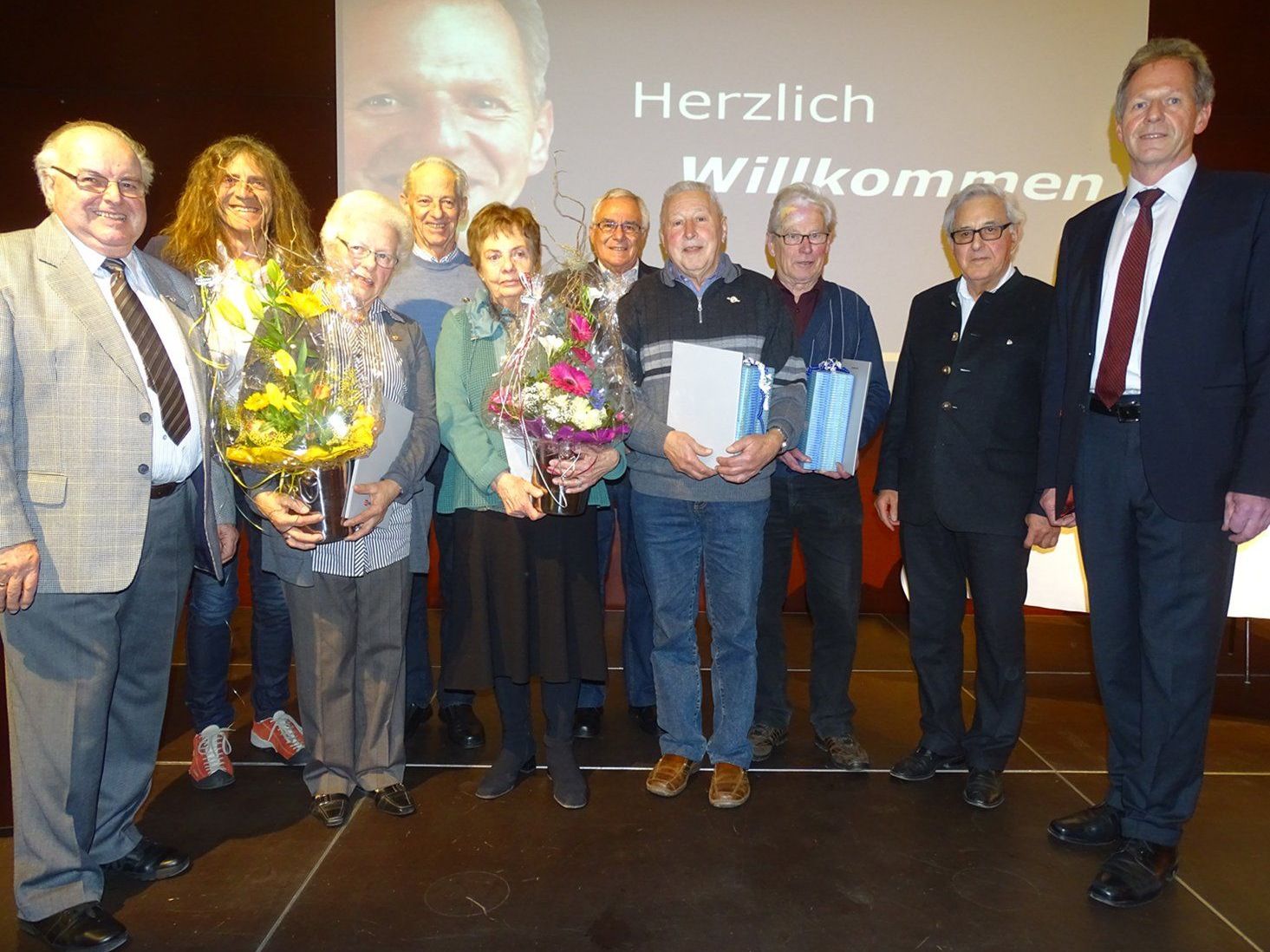 Richard Amann, Gottfried Feurstein (v.l.) und StR,. Bernhard Amann (2.v.l.) gratulierten des Geehrten. Richard Amann, Gottfried Feurstein (v.l.) und StR,. Bernhard Amann (2.v.l.) gratulierten des Geehrten.