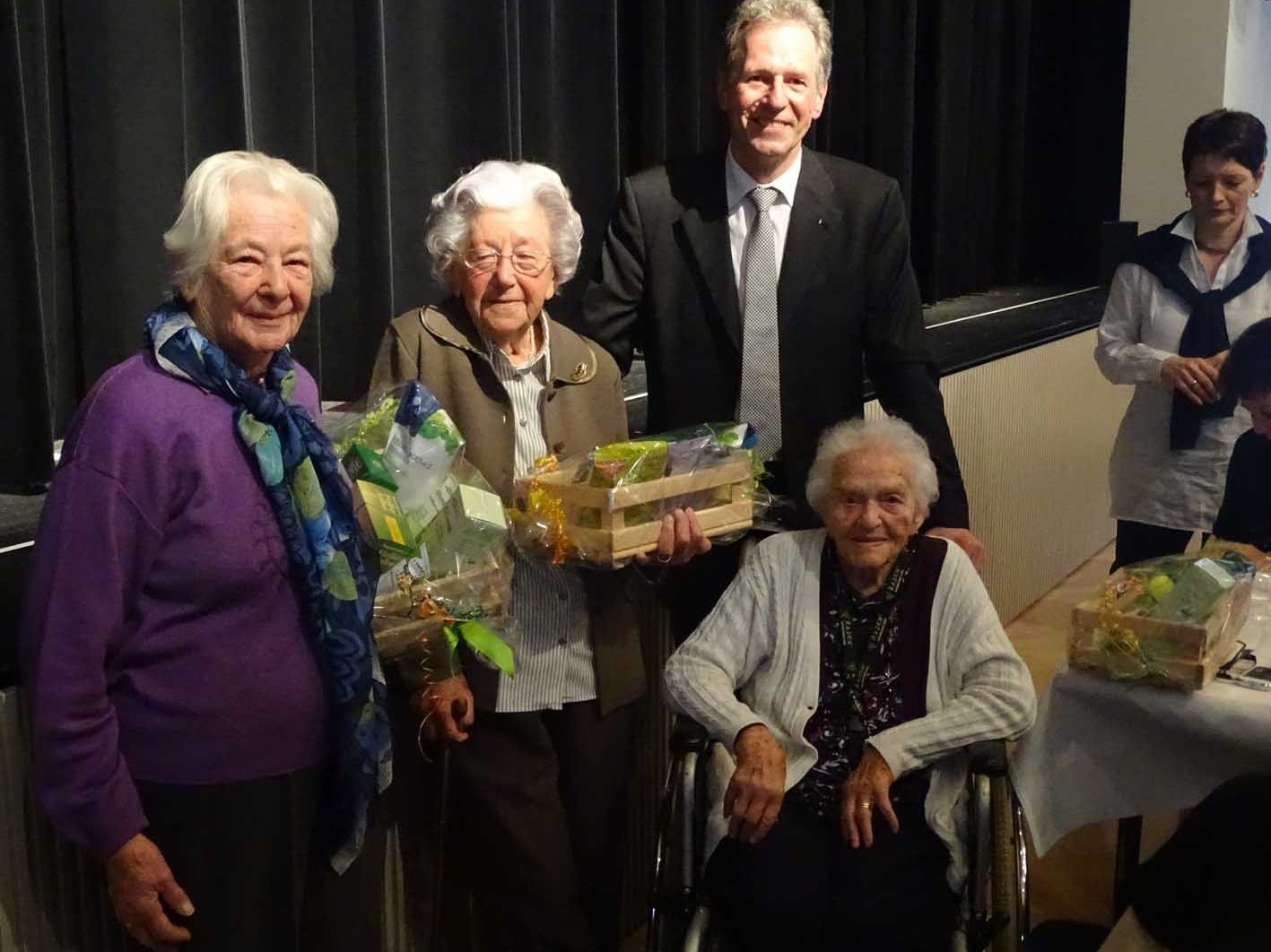 Stefanie Nachbauer, Katharina Aberer und Karolina Strobl (v.l.) mit Bürgermeister Richard Amann. Stefanie Nachbauer, Katharina Aberer und Karolina Strobl (v.l.) mit Bürgermeister Richard Amann.