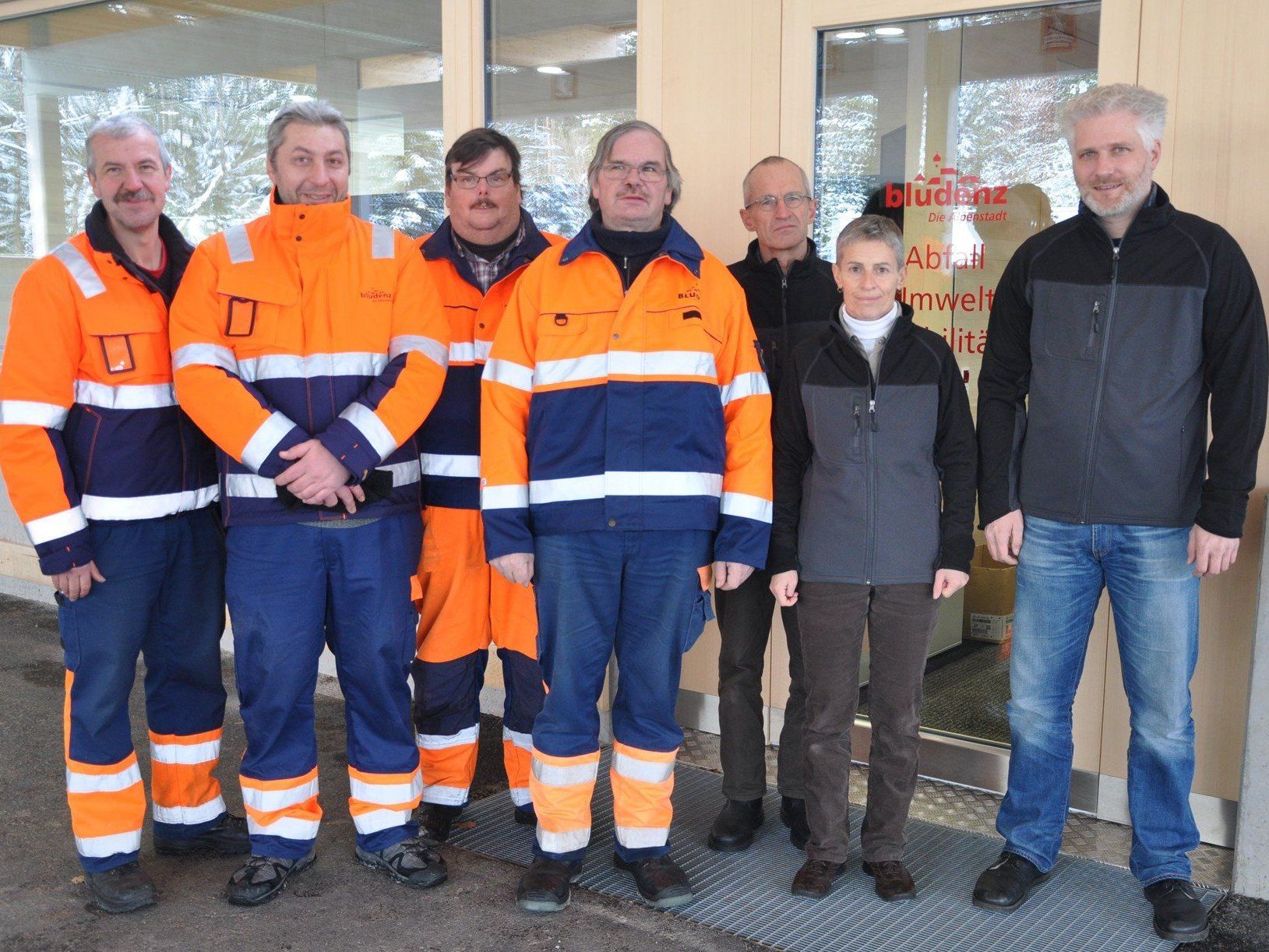 Das ASZ-Team v.l.n.r.: Oswald Simma (Kundenbetreuung), Rusmin Kadric (Kundenbetreuung), Gerhard Gunz (Betreuung Grünmüll), Walter Bertsch (Betreuung Grünmüll), Markus Feuerstein (Verwaltung), Birgit Wallner (Verwaltung), Matthias Mayr (Leitung) Das ASZ-Team v.l.n.r.: Oswald Simma (Kundenbetreuung), Rusmin Kadric (Kundenbetreuung), Gerhard Gunz (Betreuung Grünmüll), Walter Bertsch (Betreuung Grünmüll), Markus Feuerstein (Verwaltung), Birgit Wallner (Verwaltung), Matthias Mayr (Leitung)