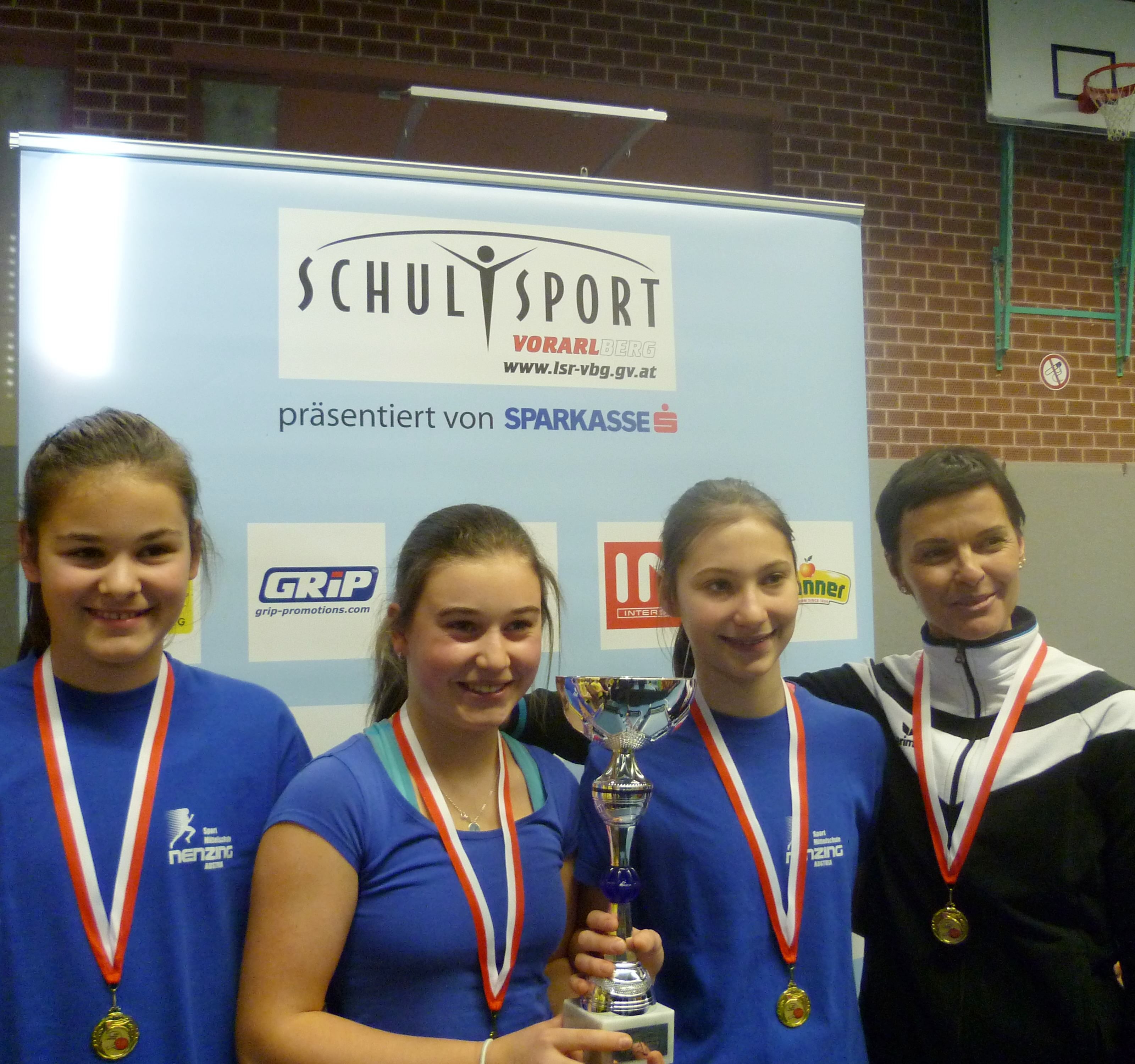 Sieg bei den Mädchen: Emily Meyer, Johanna Wäger, Clara Tschamon und Lehrerin Ulli Franzoi. Sieg bei den Mädchen: Emily Meyer, Johanna Wäger, Clara Tschamon und Lehrerin Ulli Franzoi.
