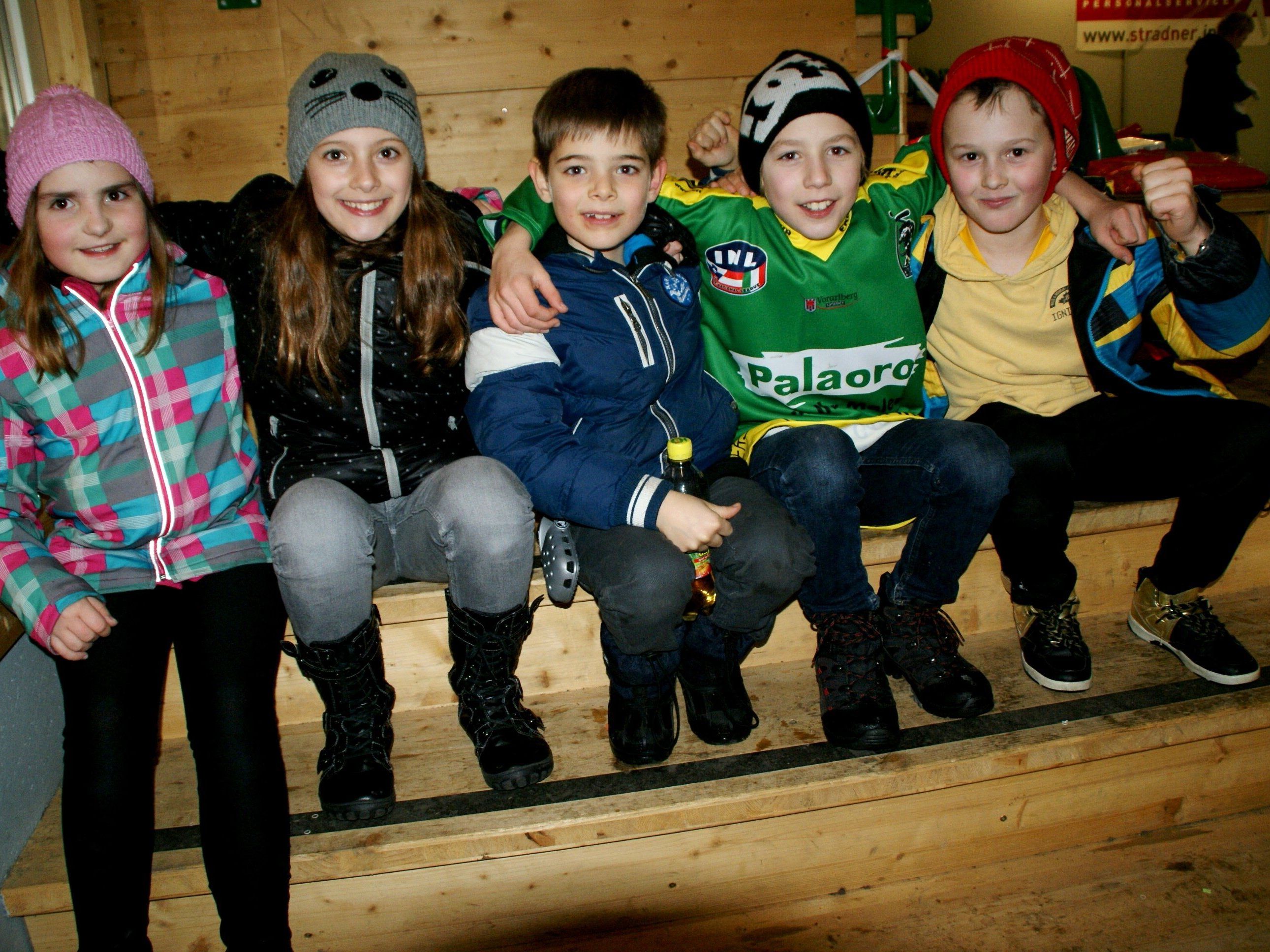 Die Kids hatten fleißig ihre Runden auf dem Eis gedreht Die Kids hatten fleißig ihre Runden auf dem Eis gedreht