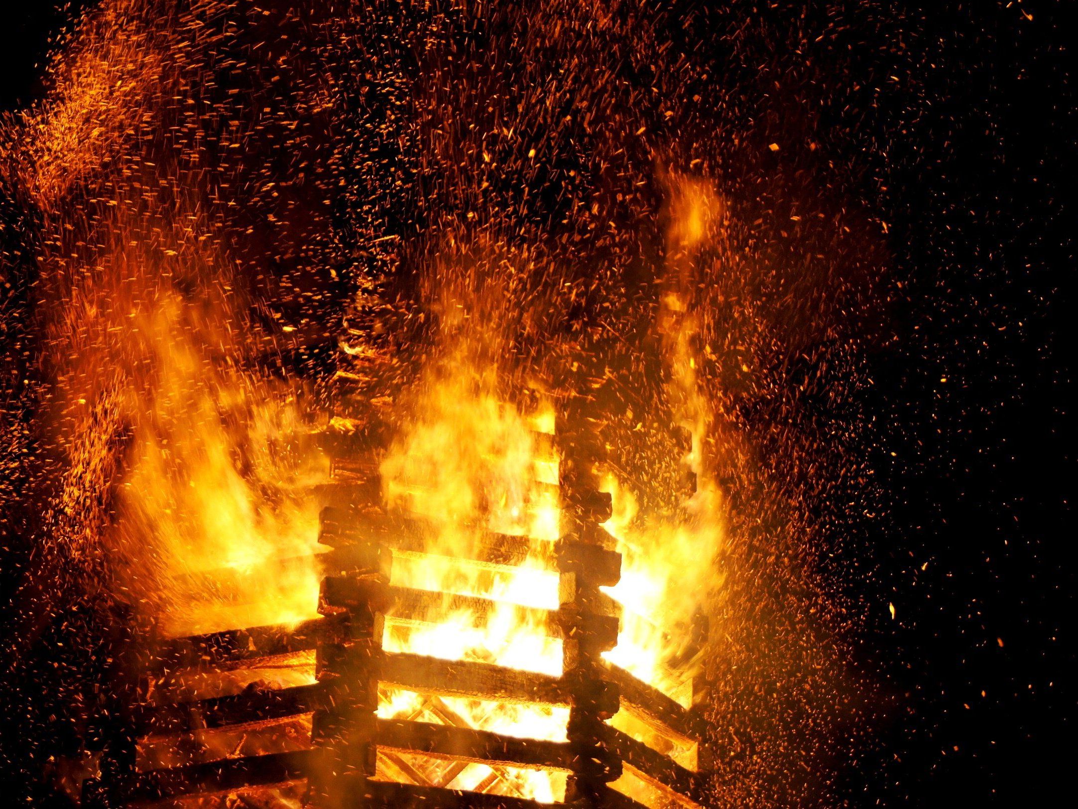 Die lodernden Flammen stiegen in den Himmel Die lodernden Flammen stiegen in den Himmel