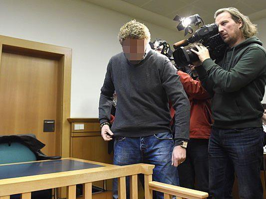 Der angeklagte Wachebeamte beim Prozess in Wien