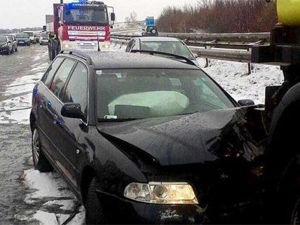 Mindestens zwölf Fahrzeuge waren in den Unfall verwickelt. Mindestens zwölf Fahrzeuge waren in den Unfall verwickelt.