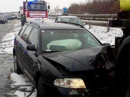 Mindestens zwölf Fahrzeuge waren in den Unfall verwickelt.