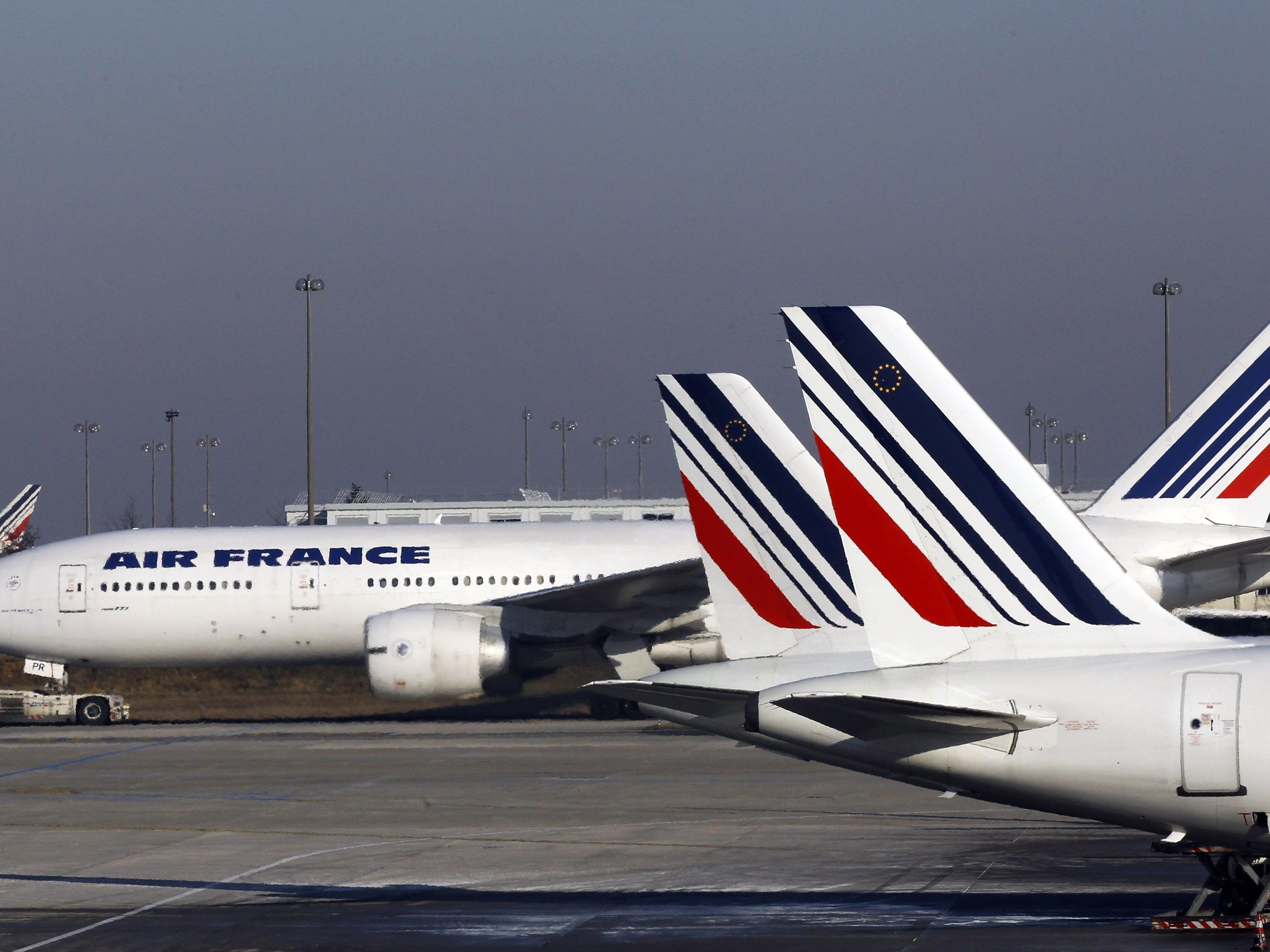 Air-France-Maschine landet vorzeitig in Manchester - Hunderte Passagiere sitzen fest.