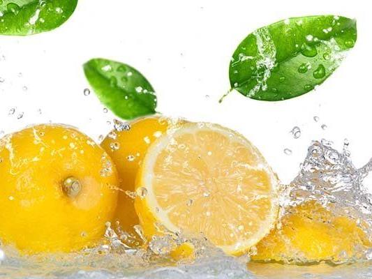10 gute Gründe morgens warmes Wasser mit Zitronensaft zu trinken.