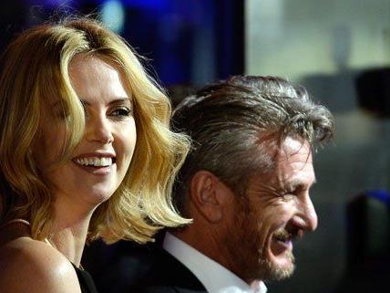 Es wird darüber spekuliert, ob Charlize Theron ihren Lebensgefährten Sean Penn mitbringt.