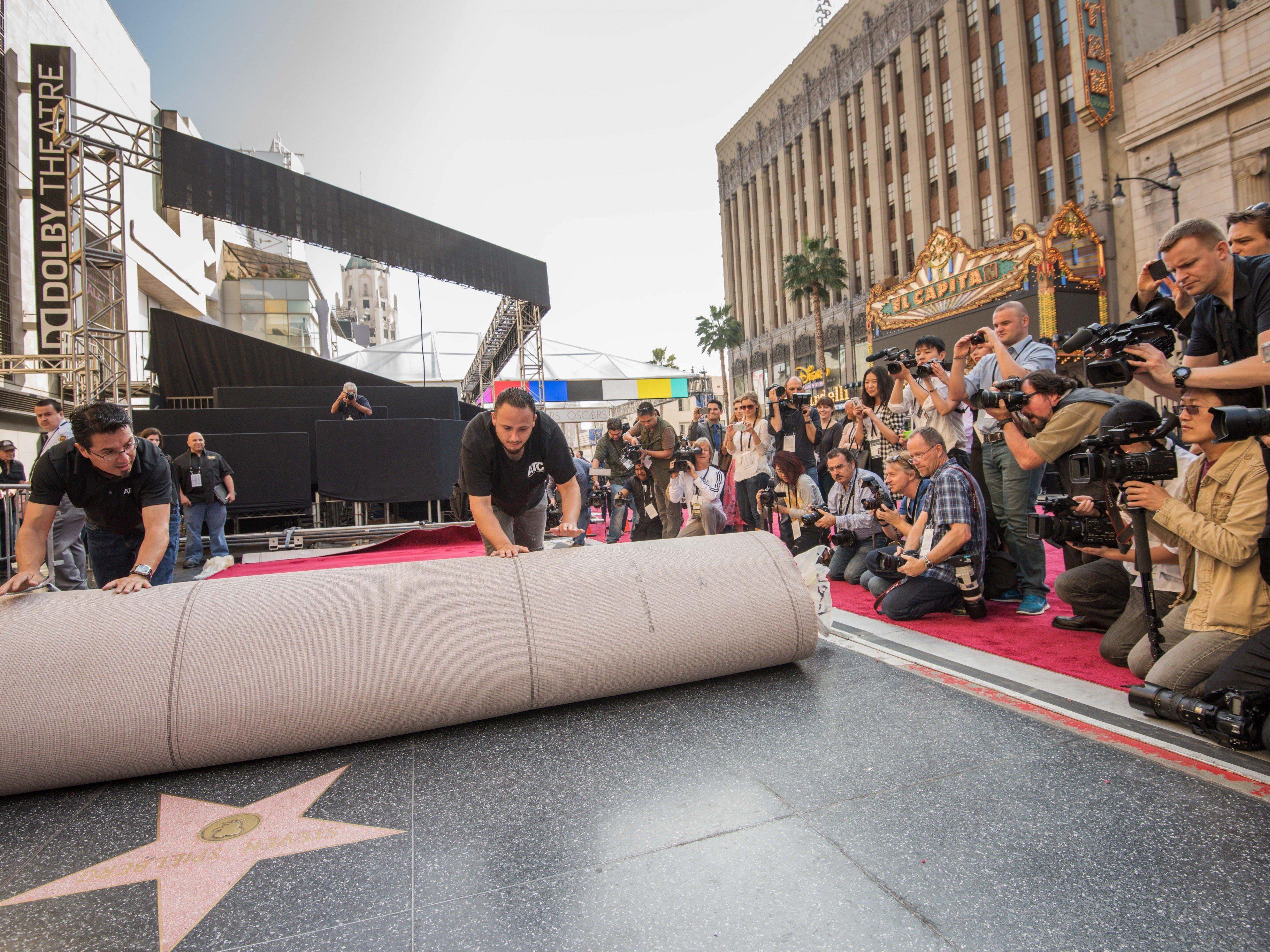 Der rote Teppich wurde für die Oscar-Gala bereits ausgerollt.