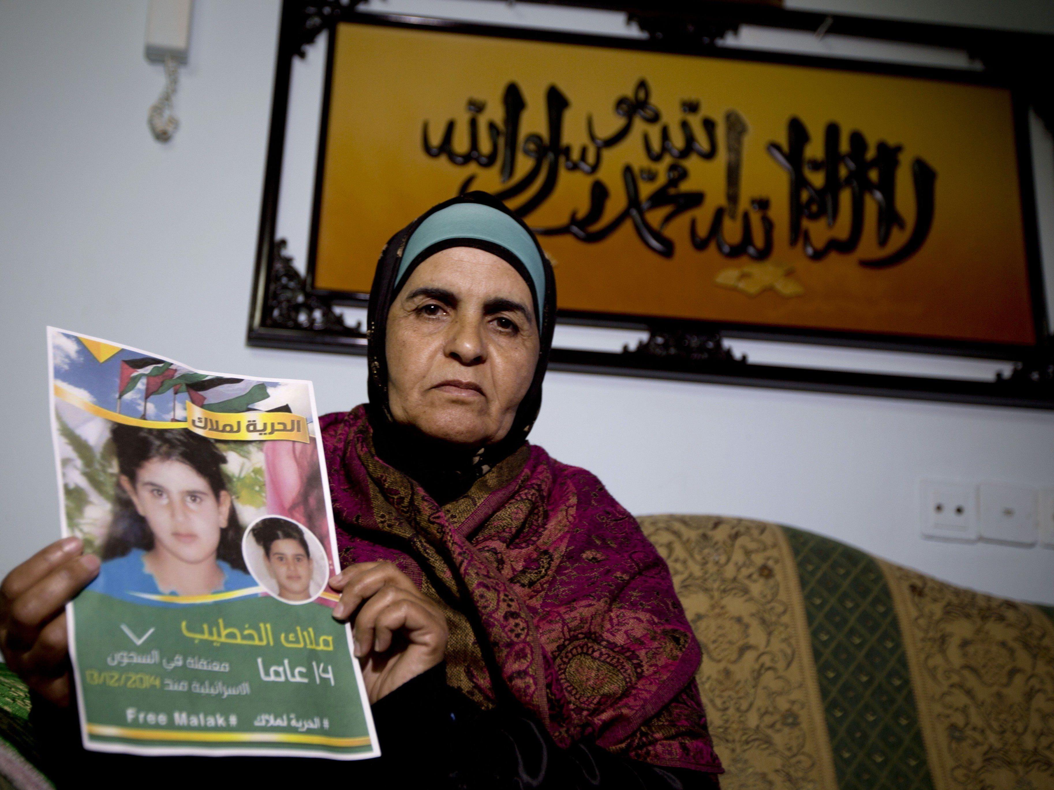 Chaula al-Khatibs Tochter Malak wird in Israel vor ein Militärtribunal gestellt.