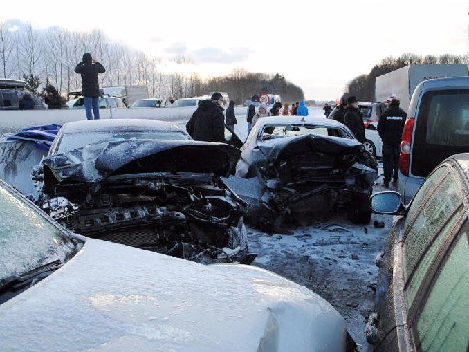 Schwere Unfallserie am Sonntag. Schwere Unfallserie am Sonntag.