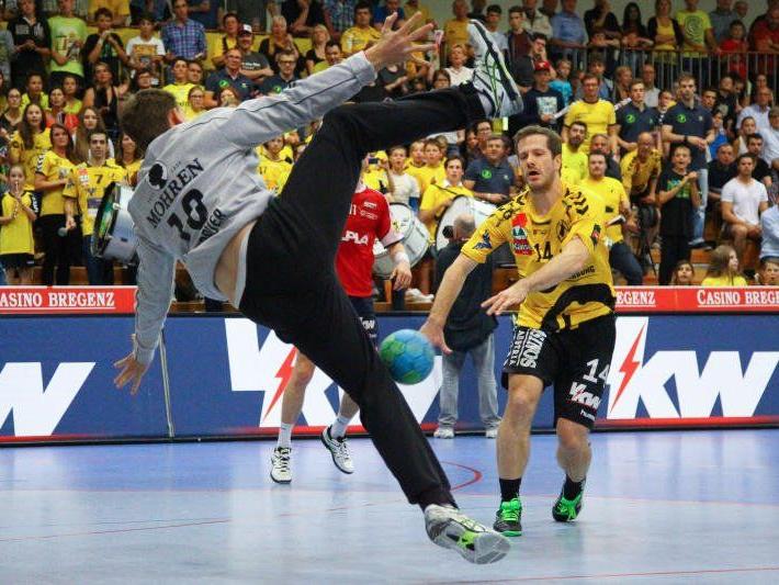 Eins-zu-Eins-Duelle wie zwischen Hard-Goalie Golub Doknic und Bregenz-Flügelspieler Julian Rauch reißen die Fans von den Sitzen.