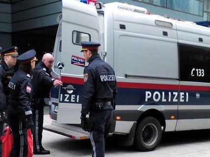 Die Polizei hat am Montag eine 42-jährige Randaliererin festgenommen. Die Polizei hat am Montag eine 42-jährige Randaliererin festgenommen.