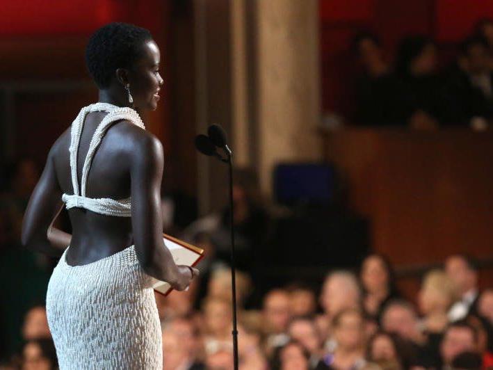 Mit ihrem weißen Perlen-Kleid erregte Lupita Nyong´o bei der Oscar-Gala nicht nur das Interesse von Modefans