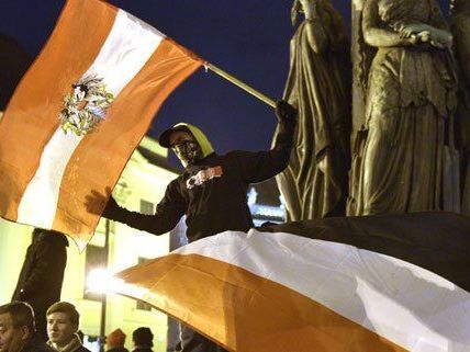 Eine Gegendemonstrantin ist nach der Demo attackiert worden. Eine Gegendemonstrantin ist nach der Demo attackiert worden.