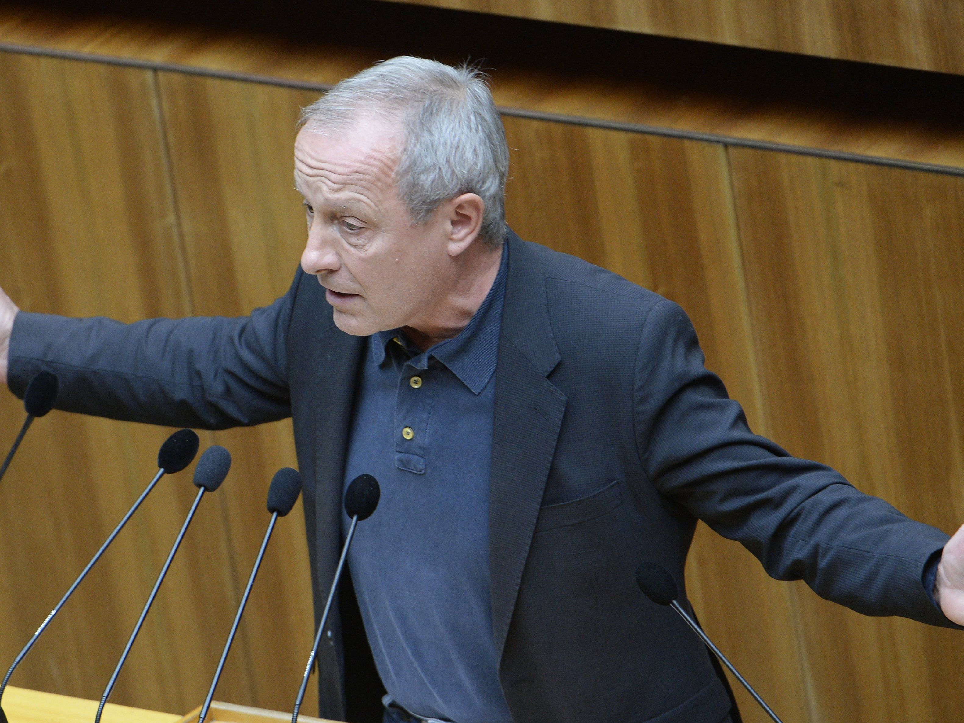 Peter Pilz fordert eine Untersuchung der Praktiken von NSA und GCHQ. Peter Pilz fordert eine Untersuchung der Praktiken von NSA und GCHQ.