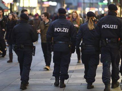 5000 Personen hat die Bereitschaftseinheit in Wien festgenommen. 5000 Personen hat die Bereitschaftseinheit in Wien festgenommen.
