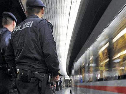 Polizisten beobachteten in der Wiener U-Bahn einen Drogen-Deal