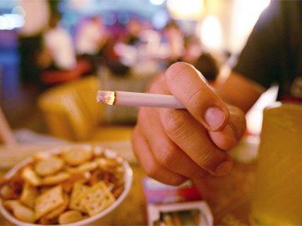 Die Debatte um das Rauchverbot in Lokalen geht weiter.