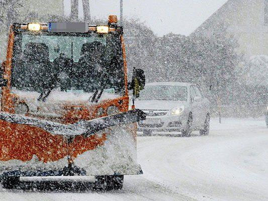 Der starke Schneefall führte in Niederösterreich und Wien zu teilweise massiven Verkehrsbehinderungen