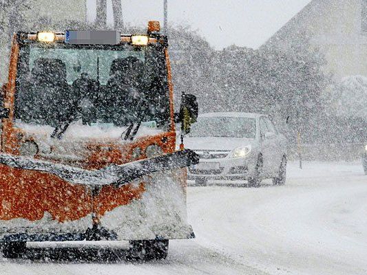 Der starke Schneefall führte in Niederösterreich und Wien zu teilweise massiven Verkehrsbehinderungen Der starke Schneefall führte in Niederösterreich und Wien zu teilweise massiven Verkehrsbehinderungen