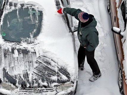 Am Montag mussten viele Autofahrer ihre Fahrzeuge erst einmal vom Schnee befreien.