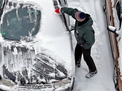 Am Montag mussten viele Autofahrer ihre Fahrzeuge erst einmal vom Schnee befreien. Am Montag mussten viele Autofahrer ihre Fahrzeuge erst einmal vom Schnee befreien.