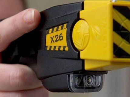 Mit einem Taser sollen die Jugendlichen das Opfer attackiert haben. Mit einem Taser sollen die Jugendlichen das Opfer attackiert haben.