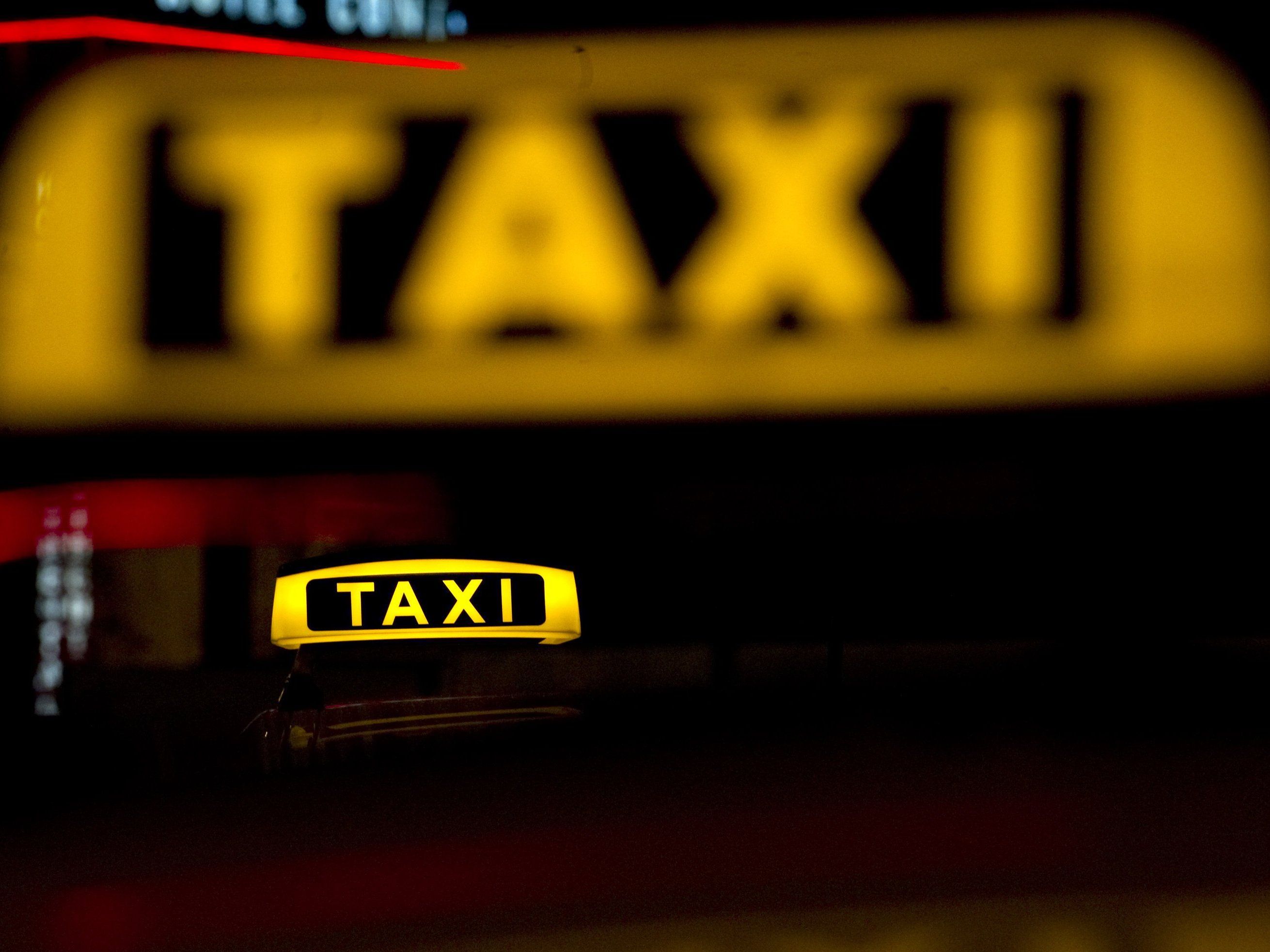 Die Polizei bittet um Hinweise im Fall eines Taxiraubes in Nüziders. Die Polizei bittet um Hinweise im Fall eines Taxiraubes in Nüziders.